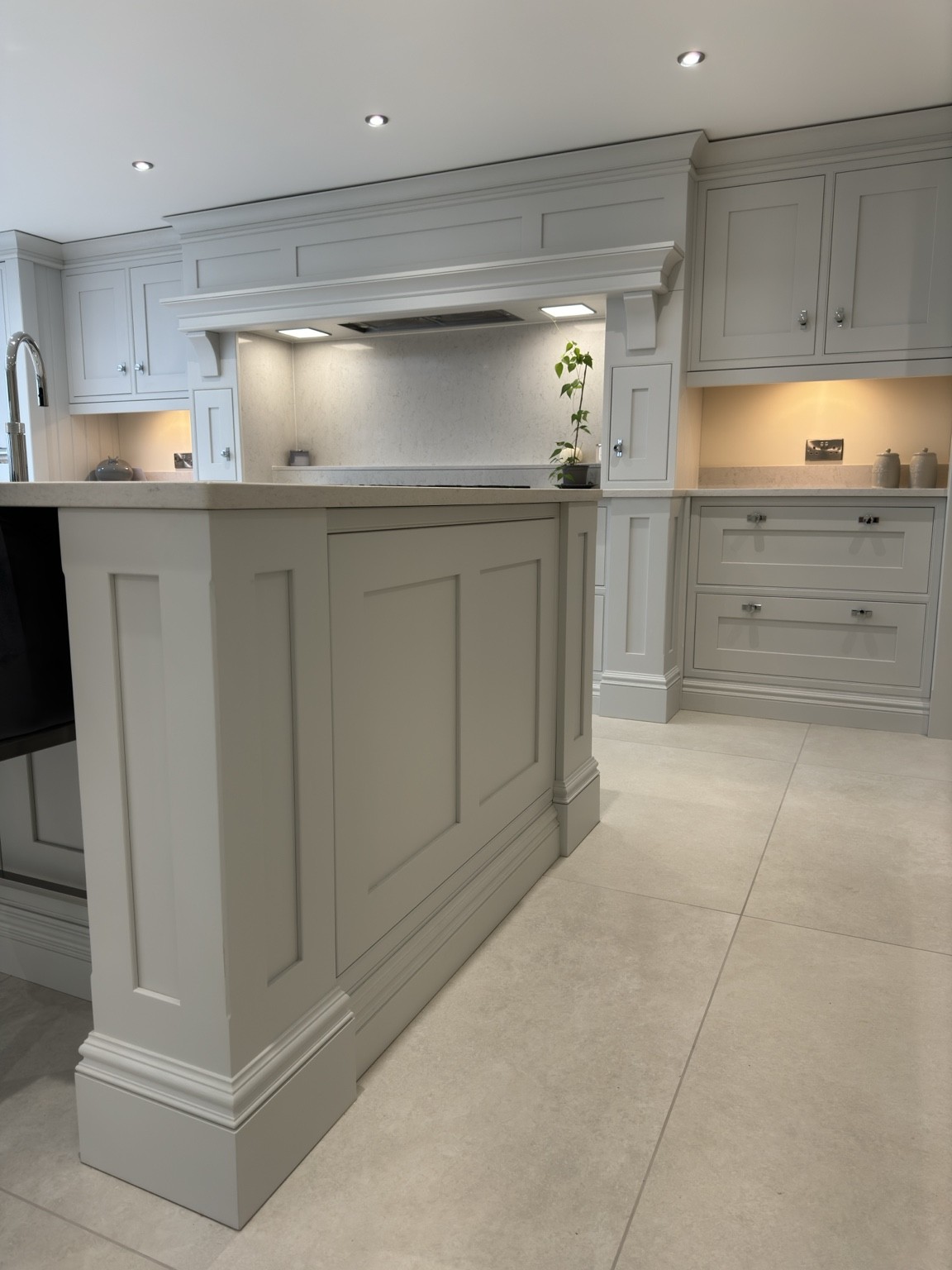 Finished bespoke corner box pilaster in the completed kitchen